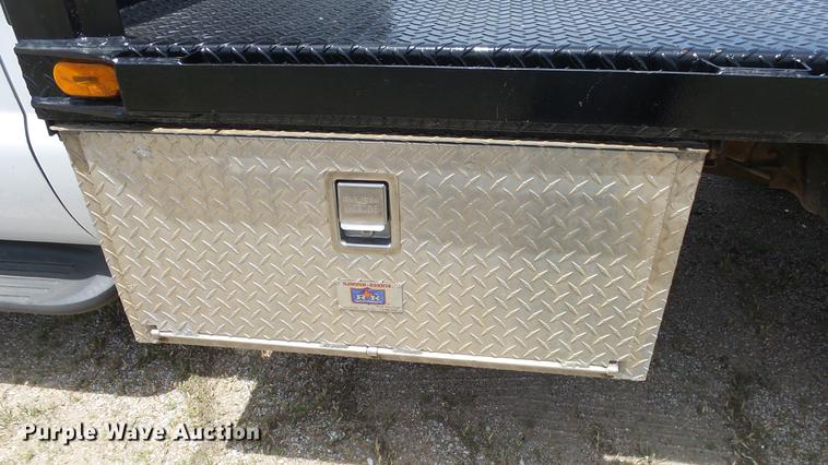 image for item DE7098 1999 Ford F550 flatbed truck