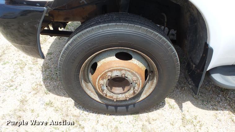 image for item DE7098 1999 Ford F550 flatbed truck