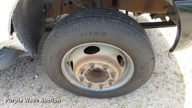 image for item DE7098 1999 Ford F550 flatbed truck