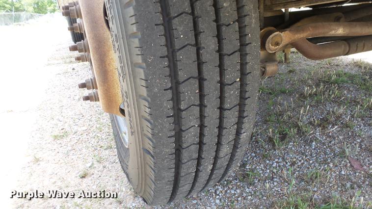 image for item DE7098 1999 Ford F550 flatbed truck