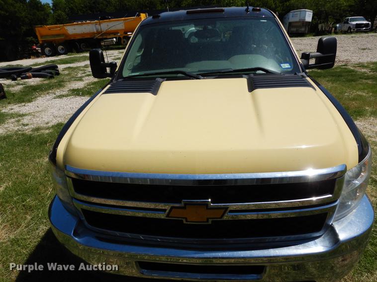 image for item DK9888 2013 Chevrolet Silverado 3500HD Crew Cab pickup truck cab and chassis