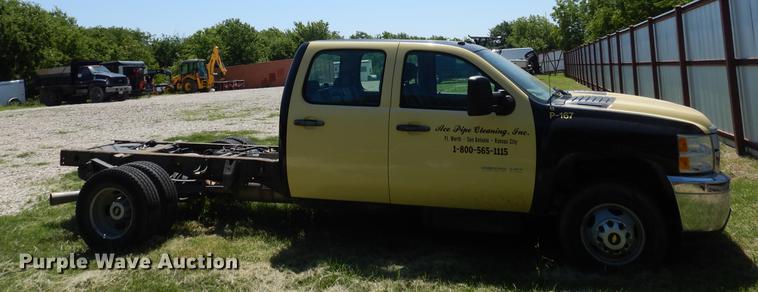 image for item DK9888 2013 Chevrolet Silverado 3500HD Crew Cab pickup truck cab and chassis