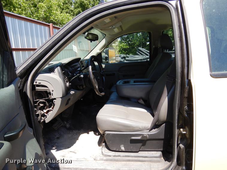 image for item DK9888 2013 Chevrolet Silverado 3500HD Crew Cab pickup truck cab and chassis