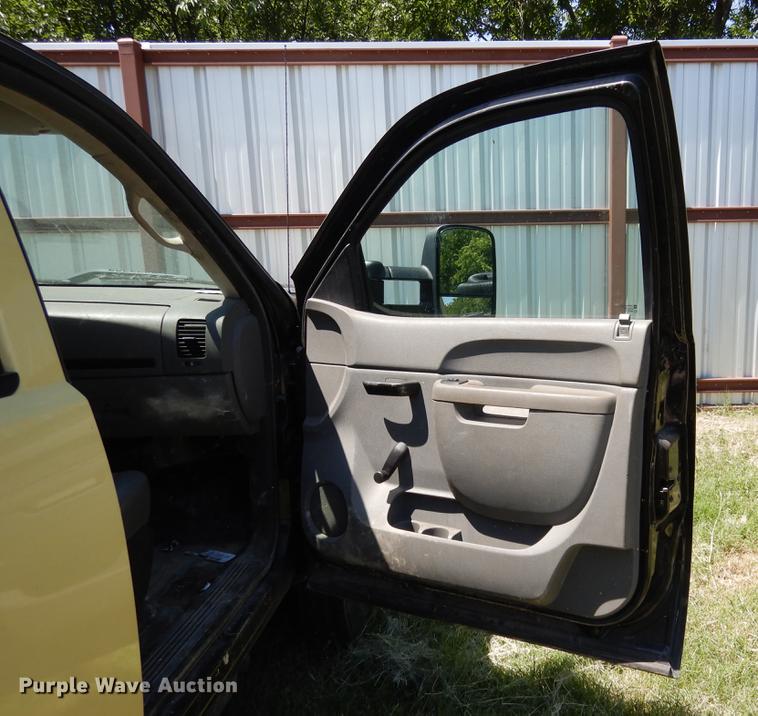 image for item DK9888 2013 Chevrolet Silverado 3500HD Crew Cab pickup truck cab and chassis