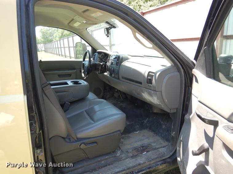 image for item DK9888 2013 Chevrolet Silverado 3500HD Crew Cab pickup truck cab and chassis