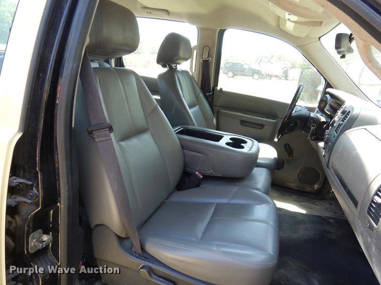 image for item DK9888 2013 Chevrolet Silverado 3500HD Crew Cab pickup truck cab and chassis