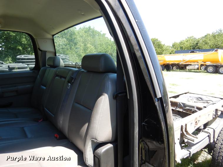 image for item DK9888 2013 Chevrolet Silverado 3500HD Crew Cab pickup truck cab and chassis