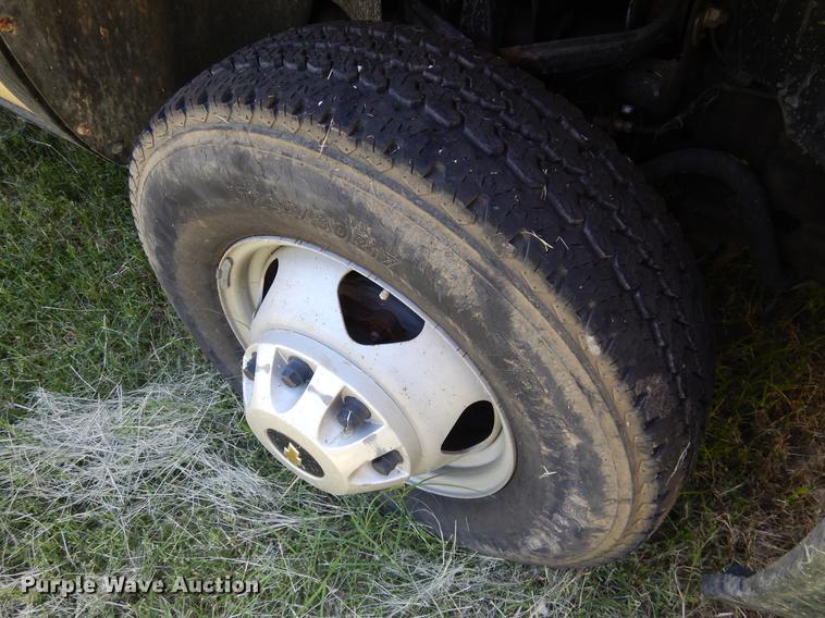 image for item DK9888 2013 Chevrolet Silverado 3500HD Crew Cab pickup truck cab and chassis