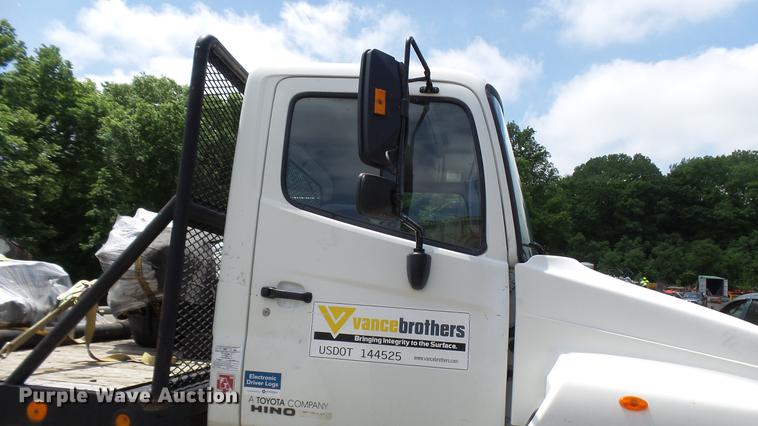 image for item DP9512 2007 Hino 338 flatbed truck