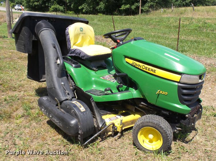 image for item DX9369 2009 John Deere X320 lawn mower