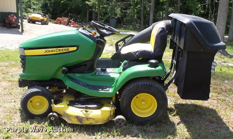 image for item DX9369 2009 John Deere X320 lawn mower