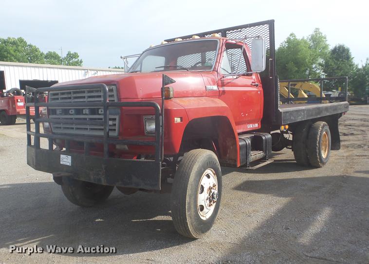 image for item J8504 1981 Ford F700 flatbed truck