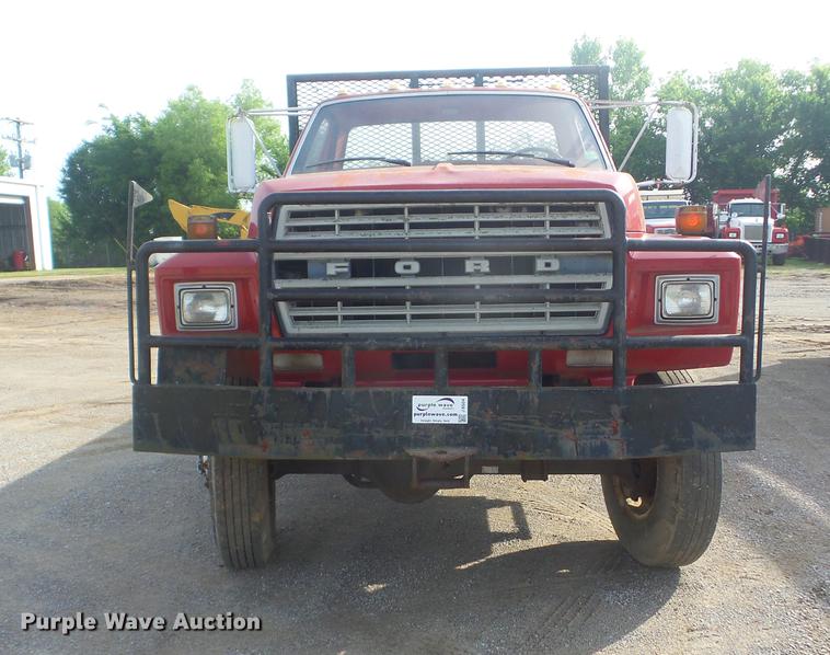 image for item J8504 1981 Ford F700 flatbed truck
