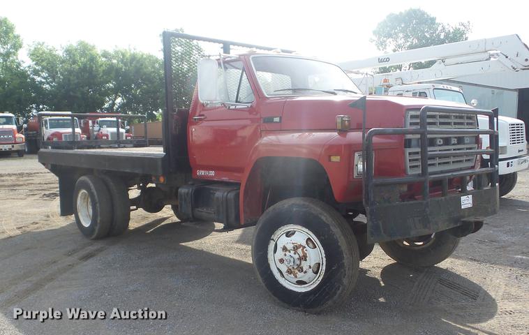 image for item J8504 1981 Ford F700 flatbed truck