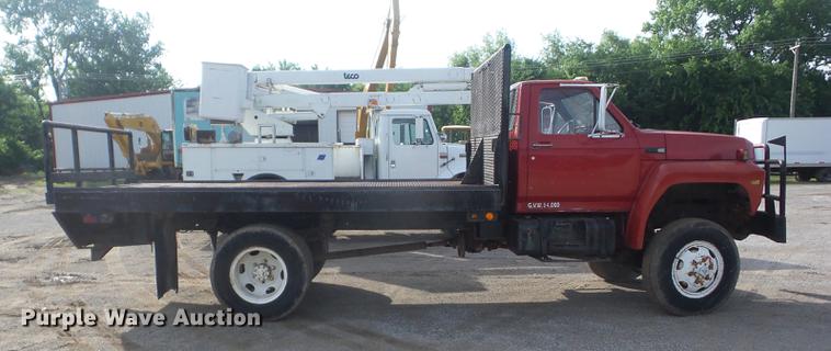 image for item J8504 1981 Ford F700 flatbed truck