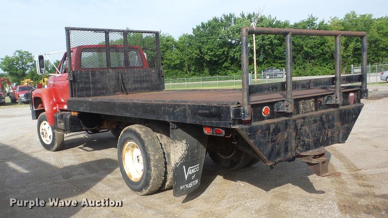 image for item J8504 1981 Ford F700 flatbed truck