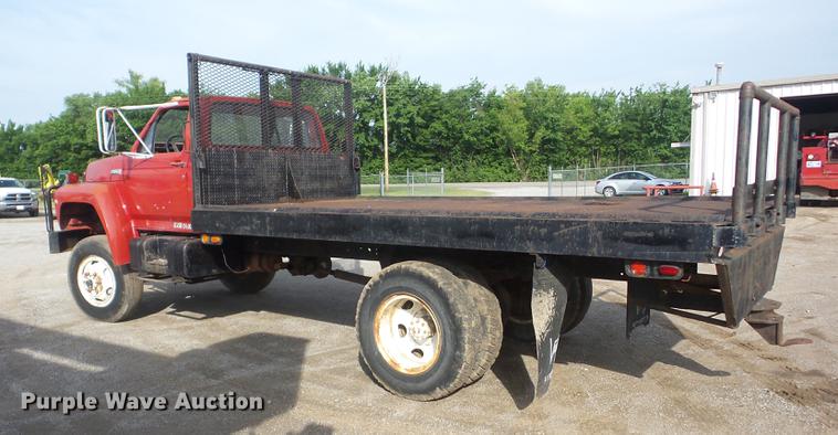 image for item J8504 1981 Ford F700 flatbed truck