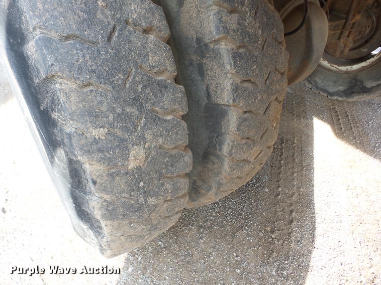 image for item J8504 1981 Ford F700 flatbed truck