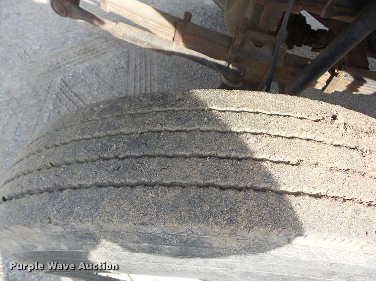 image for item J8504 1981 Ford F700 flatbed truck