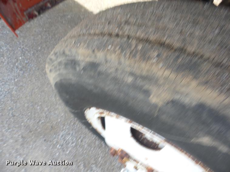 image for item J8504 1981 Ford F700 flatbed truck