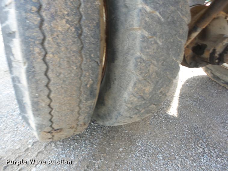 image for item J8504 1981 Ford F700 flatbed truck