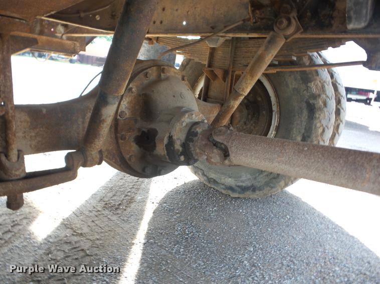 image for item J8504 1981 Ford F700 flatbed truck