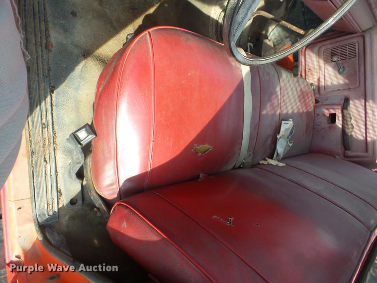 image for item J8504 1981 Ford F700 flatbed truck