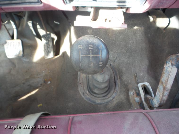 image for item J8504 1981 Ford F700 flatbed truck