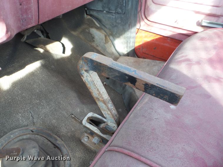 image for item J8504 1981 Ford F700 flatbed truck