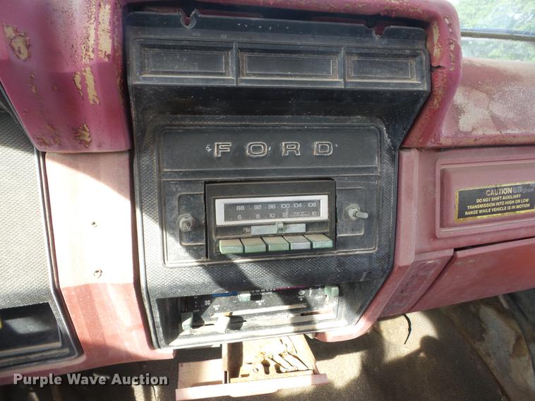 image for item J8504 1981 Ford F700 flatbed truck