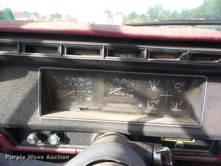 image for item J8504 1981 Ford F700 flatbed truck