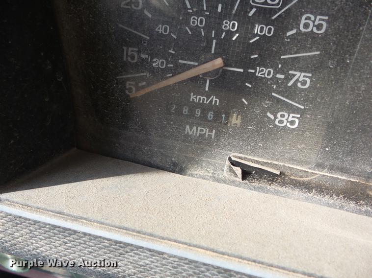 image for item J8504 1981 Ford F700 flatbed truck