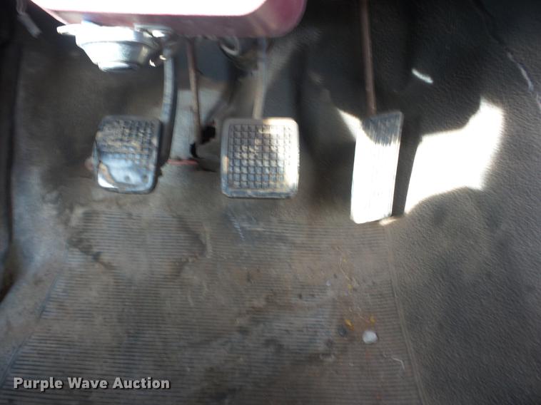 image for item J8504 1981 Ford F700 flatbed truck