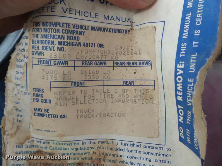 image for item J8504 1981 Ford F700 flatbed truck