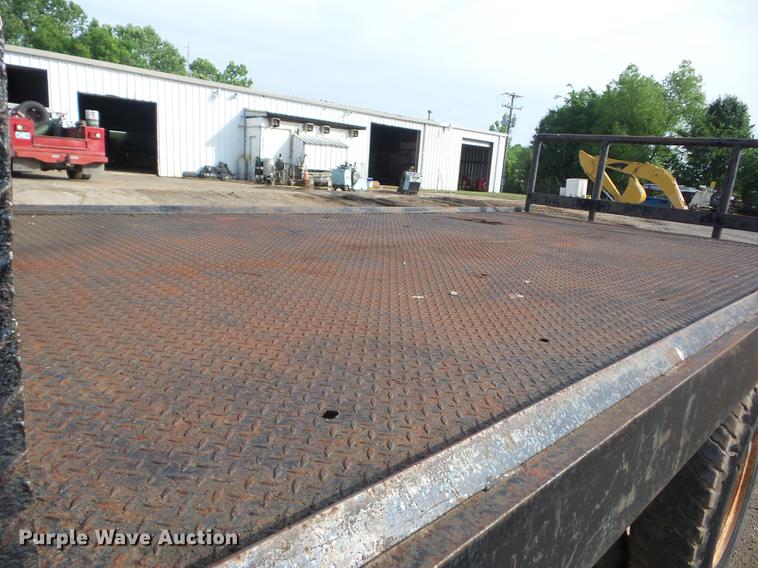 image for item J8504 1981 Ford F700 flatbed truck