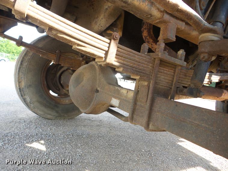 image for item J8504 1981 Ford F700 flatbed truck