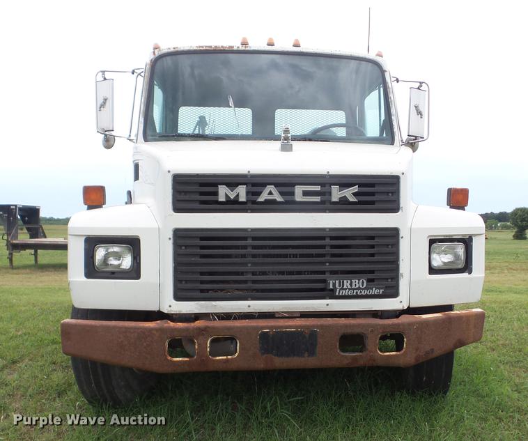 image for item J8505 1990 Mack service truck