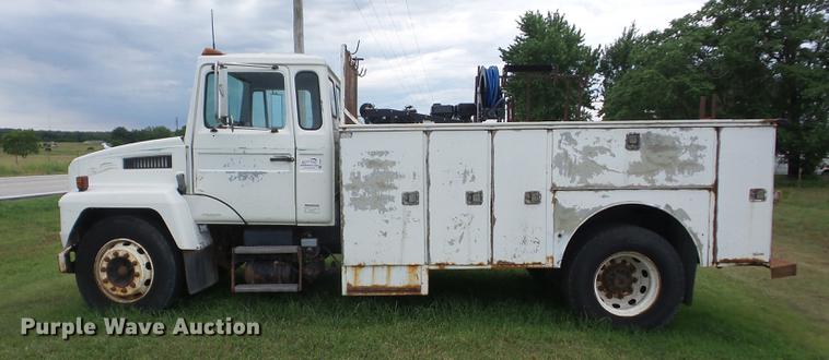 image for item J8505 1990 Mack service truck