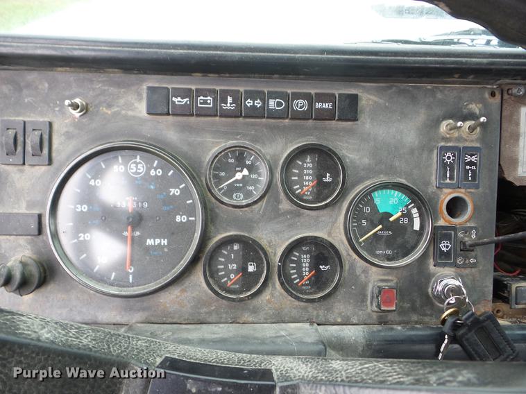 image for item J8505 1990 Mack service truck