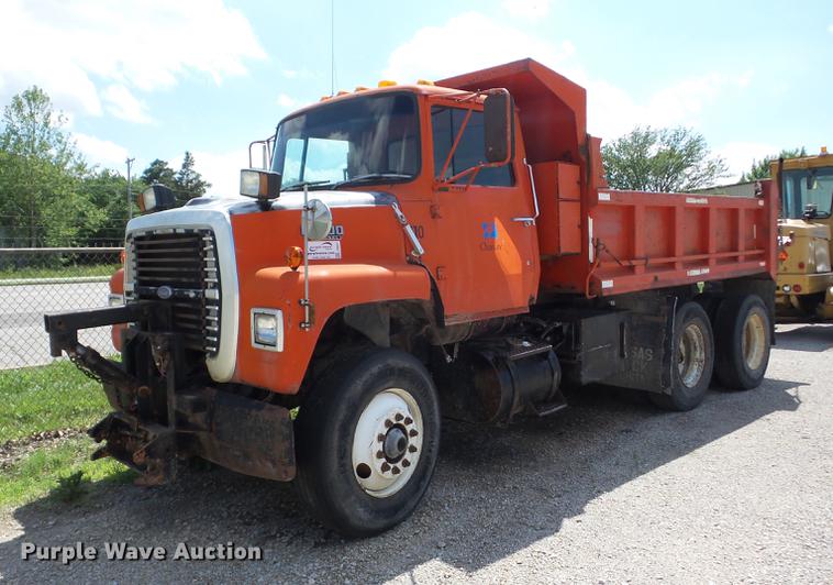 image for item J8507 1989 Ford L8000 dump truck