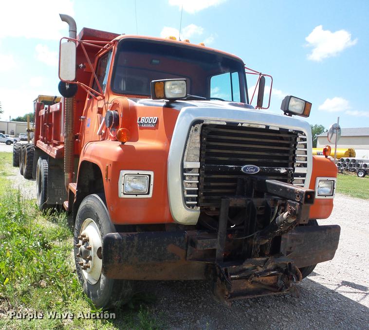 image for item J8507 1989 Ford L8000 dump truck