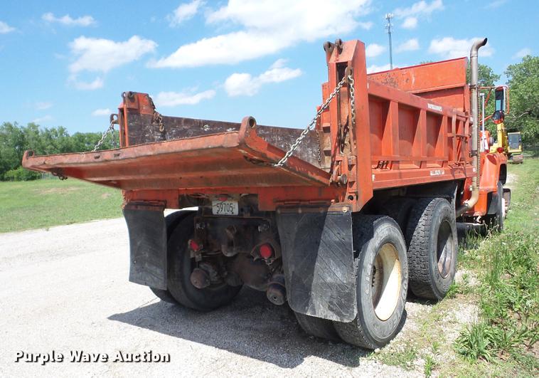 image for item J8507 1989 Ford L8000 dump truck