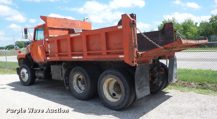 image for item J8507 1989 Ford L8000 dump truck