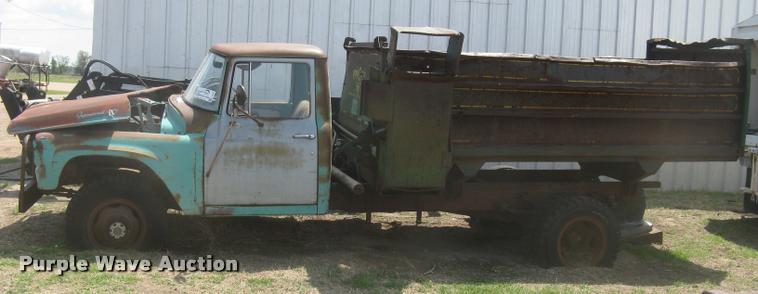 image for item L2346 1963 International 130 series feed truck