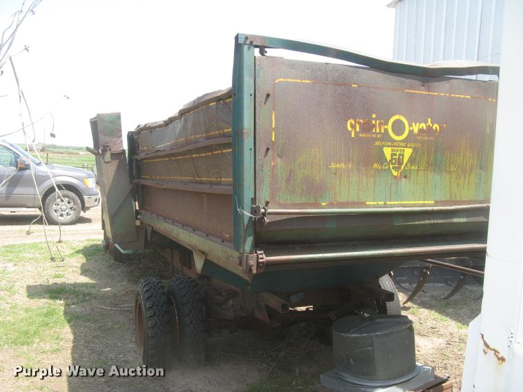 image for item L2346 1963 International 130 series feed truck