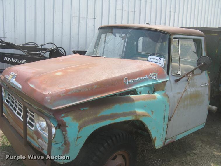 image for item L2346 1963 International 130 series feed truck