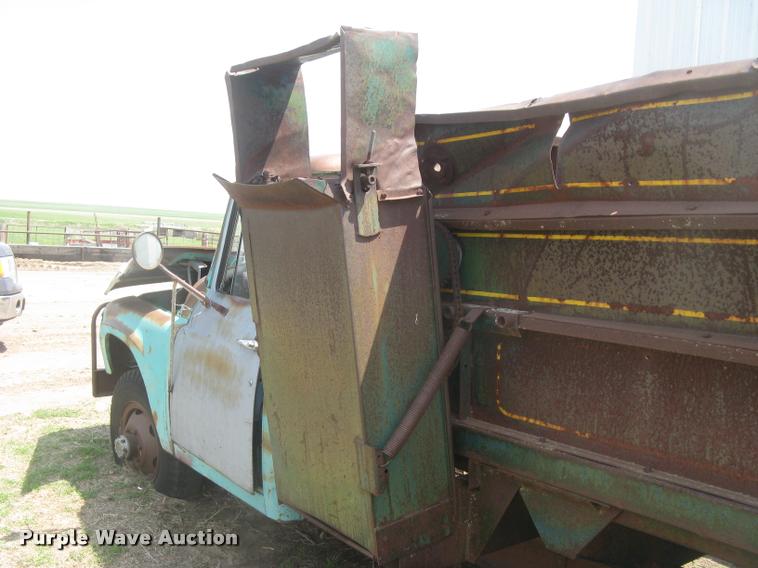 image for item L2346 1963 International 130 series feed truck