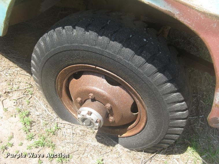 image for item L2346 1963 International 130 series feed truck