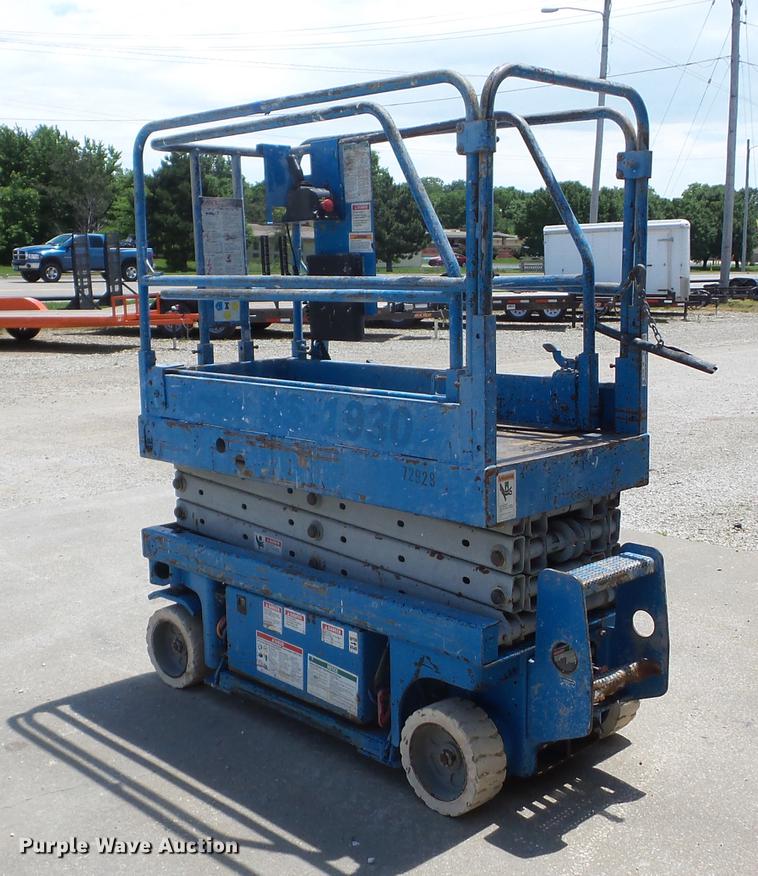 image for item BI9514 1999 Genie GS-1930 scissor lift