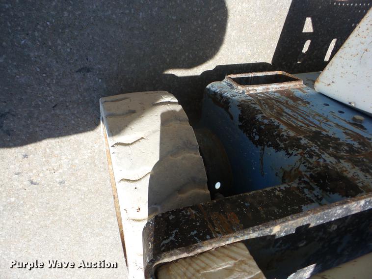 image for item BI9515 1998 Genie GS-2646 scissor lift